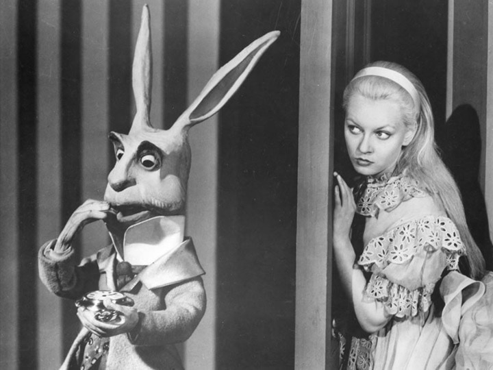 《愛麗絲夢遊仙境》(Alice Au Pays des Merveilles, 1949)，由 Lou Bunin Productions 提供。